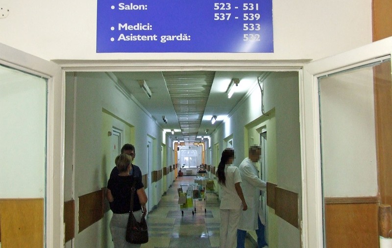 O asistentă din Timișoara și-a dat demisia: n-a vrut să consulte neechipată o pacientă cu febră. Managerul: “Facem anchetă”
