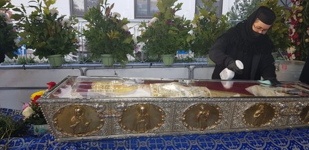 Racla Sfintei Parascheva a fost scoasă în curtea catedralei, în această dimineață