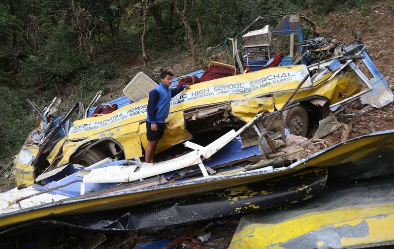 FOTO/ Cel puțin 27 de copii au murit în India, după ce un autobuz școlar a căzut într-o prăpastie