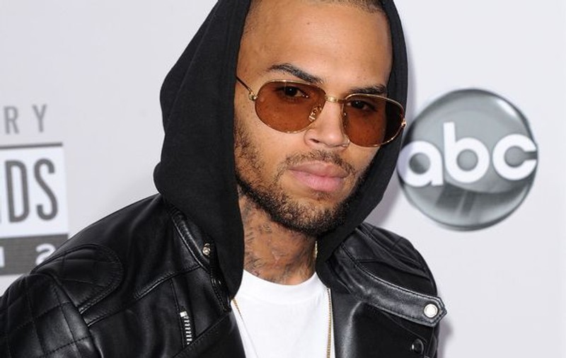 Chris Brown şi-a şters contul de Twitter, după ce a fost făcut praf de o femeie