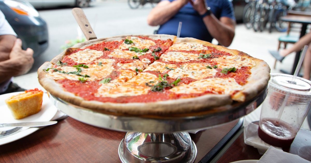 O pizza Margherita este servită la un restaurant din New York, iulie 2020