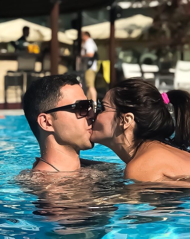 Oana Zăvoranu, distracție la piscină alături de soțul ei. Cum s-au fotografiat cei doi | FOTO