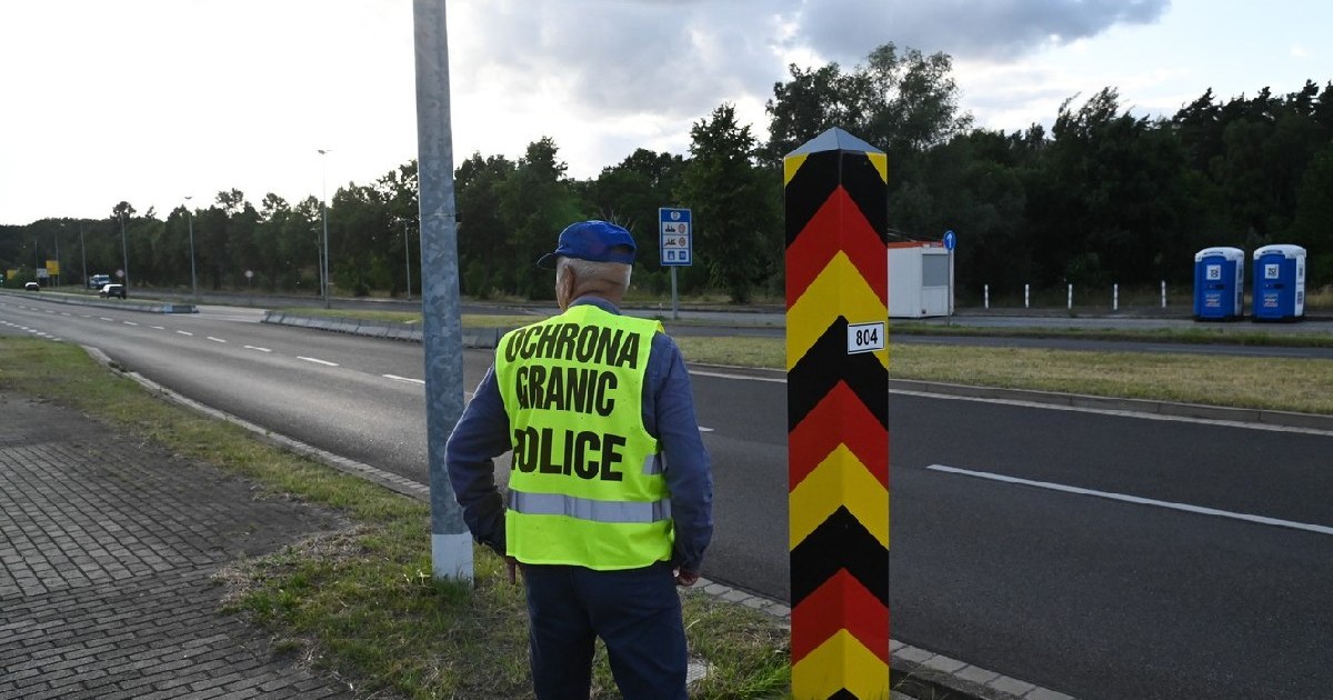 Un polițist îmbracat cu vesta fosforescenta si sapca in cap, la granița dintre Polonia și germania - iunie 2025