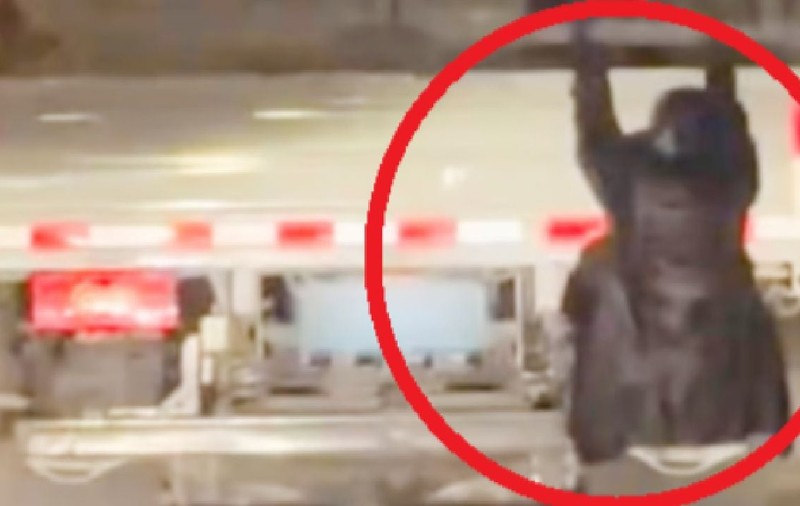 O femeie s-a agățat în secret de camioneta soțului său pentru a-i demasca infidelitatea, în China. Ce a pățit bărbatul