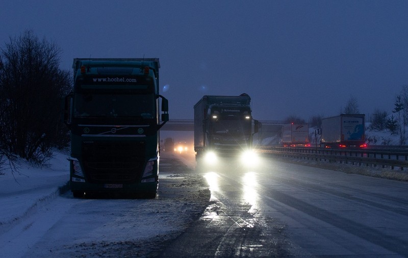 Șofer român de TIR amenințat cu pistolul și scos cu camionul pe un drum de țară de polițiști falși, în Germania