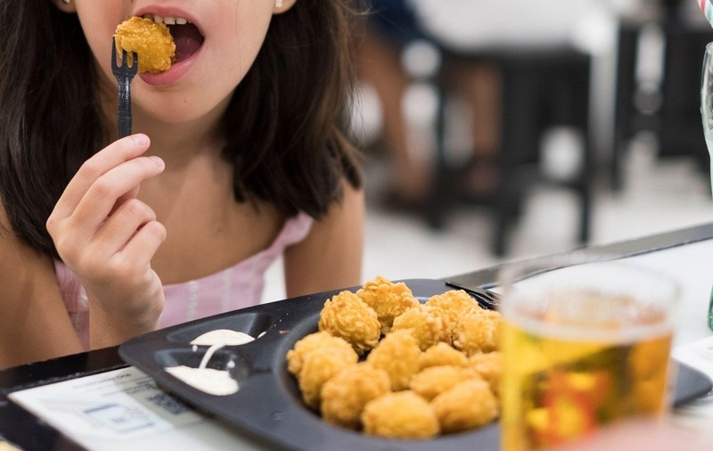 O adolescentă a mâncat 15 ani doar nuggets de pui și cartofi prăjiți. A gustat, după hipnoză, alte câteva alimente