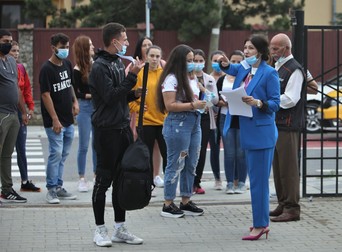 Elevii din Ciorogârla sunt îndrumați de un profesor supraveghetor pentru a ajunge în sala de examen