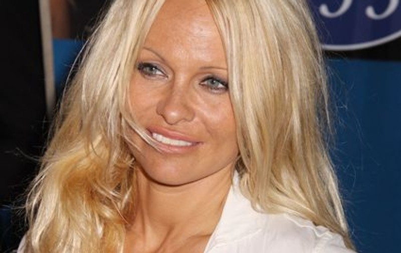 Pamela Anderson, în rolul Fecioarei Maria