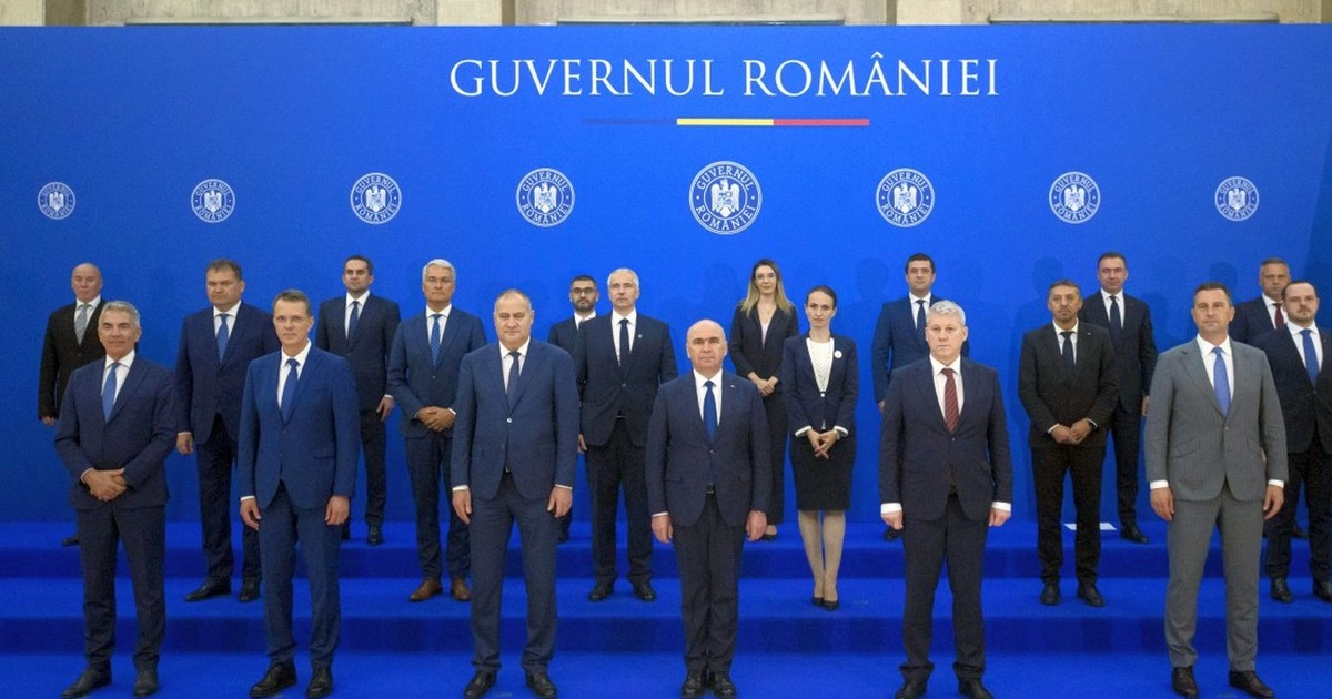 Cinci vicepremieri îl încadrează pe premierul Bolojan, în primul rând: Anastasiu, Moșteanu, Neacșu, Predoiu și Barna