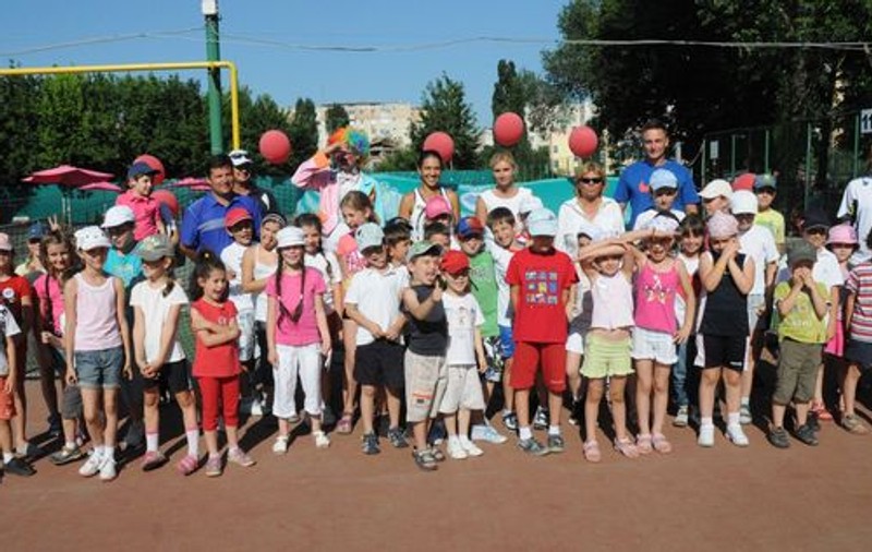 2.000 de copii beneficiază gratuit de prima lecţie de tenis 