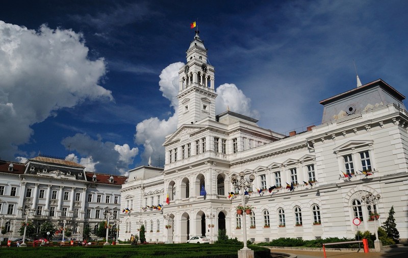 Iluminat public redus cu două ore și semafoare intermitente oprite, măsuri decise de primăria din Arad pentru reducerea consumului de energie