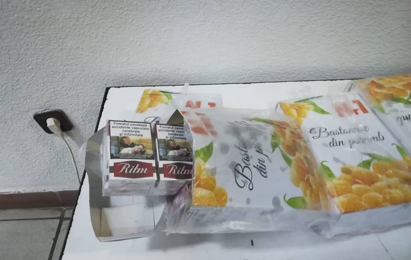 Țigări ascunse în pungile cu pufuleți, ultima invenție a unui moldovean. Ce au făcut polițiștii de frontieră