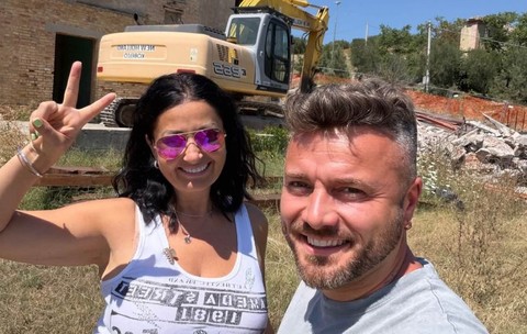 Gabriela Cristea și Tavi Clonda pe șantierul casei din Italia | Foto: Facebook