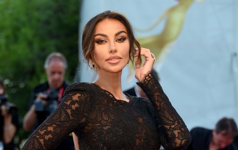 Cum a apărut Mădălina Ghenea la Festivalul de la Veneția. A fost nevoită să își schimbe coafura, după ce o insectă a ciupit-o de frunte