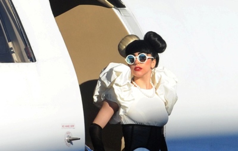 Foto | Aşa călătoreşte în avion Lady Gaga!