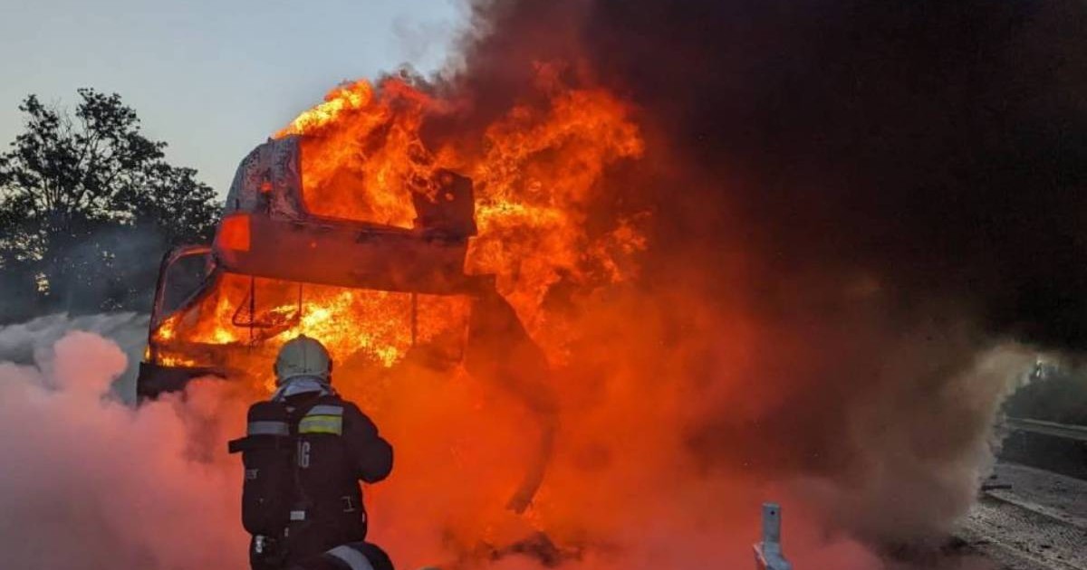 Pompieri cu furtun in mana incearca sa stinga flacarile uriase dupa ce un camion a luat foc pe autostrada Ma di Ungaria.