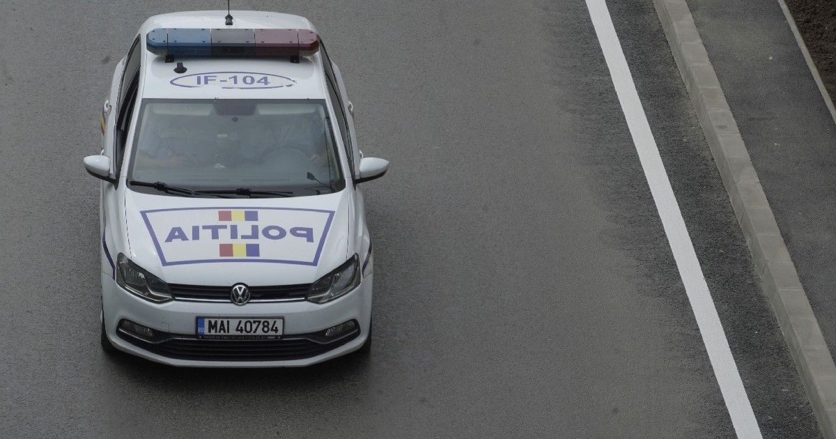 o masina de politie in trafic