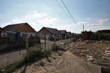 În cartierul de romi de lângă Negreşti autorităţile trec foarte rar