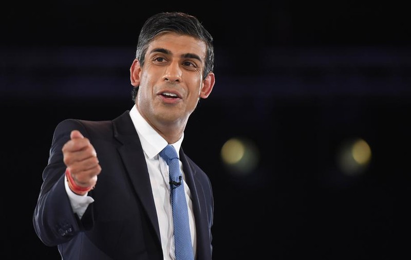 Rishi Sunak, amendat pentru că nu purta centura de siguranță. Premierul britanic filma un videoclip pentru rețelele de socializare