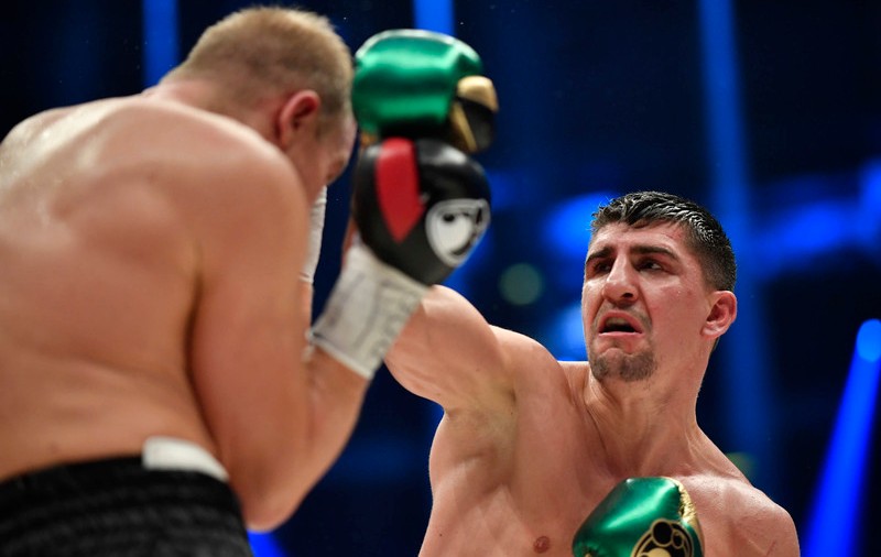 Complexul de apartamente al unui campion mondial de box a ars după ce un chiriaș a făcut grătar în sufragerie