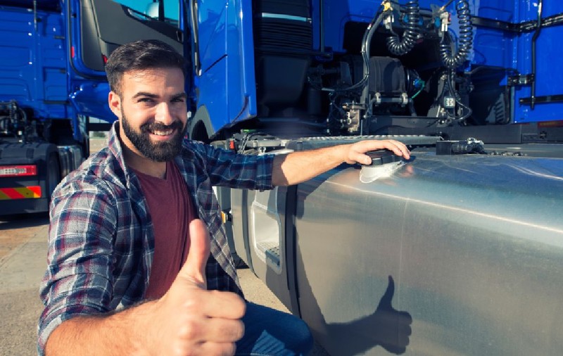 Satul spaniol unde sute de străini vin să se facă șoferi de camion. Mulți vând tot ce au ca să ajungă acolo