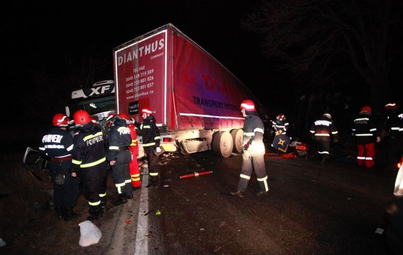 FOTO&VIDEO/ Accident grav în zona Hanul lui Ţintă. O maşină a fost prinsă între un TIR şi o cisternă. O persoană a murit