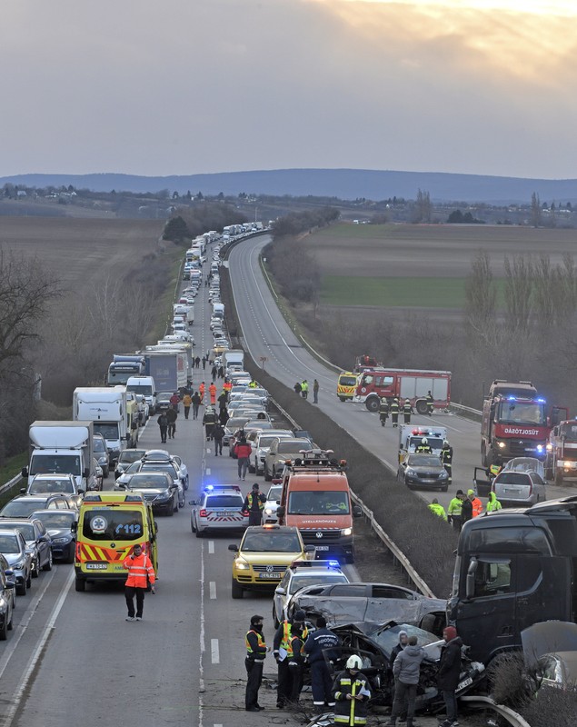 Imagini de la locul accidentului din Ungaria, unde 19 mașini și un camion au luat foc după impact. VIDEO