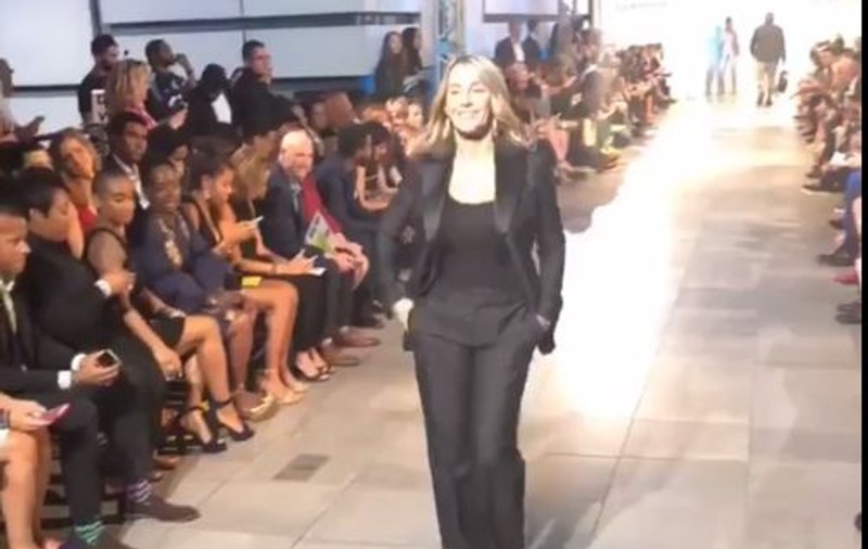 Nadia Comăneci a făcut senzație pe podium, la New York Fashion Week. Cum arată la 56 de ani