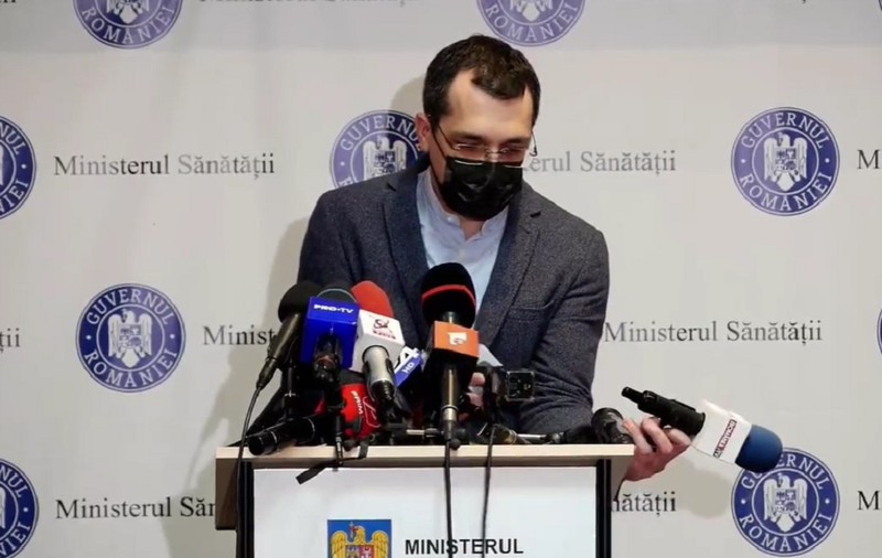 VIDEO | Vlad Voiculescu, conferință de presă cu probleme. Ministrul sănătății a dărâmat microfoanele televiziunilor. „Nu a fost cu intenție”
