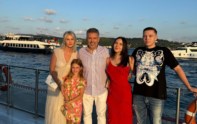 Imagini rare cu familia lui chef Alexandru Sautner. Cât de bine arată soția juratului de la „Chefi la cuțite”