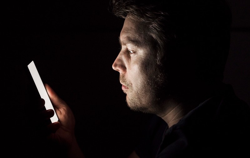 Un bărbat din Ilfov a reușit să strângă peste 100.000 de euro prin metoda „Tinder Swindler". Cum își păcălea „victimele"