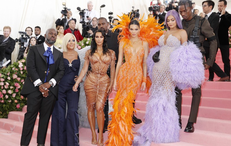 Piața influencerilor. Sumele colosale pe care le primesc vedetele precum surorile Jenner-Kardashian ca să promoveze branduri în online