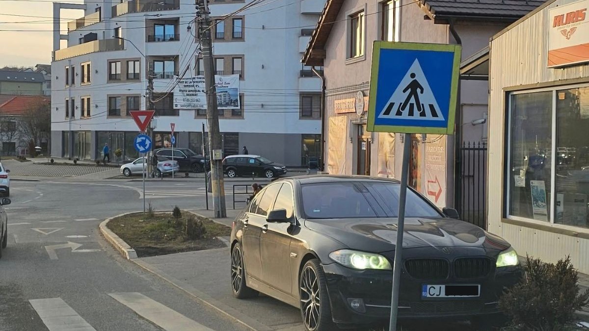 Poză cu BMW-ul parcat pe spațiul verde, în Cluj-Napoca.