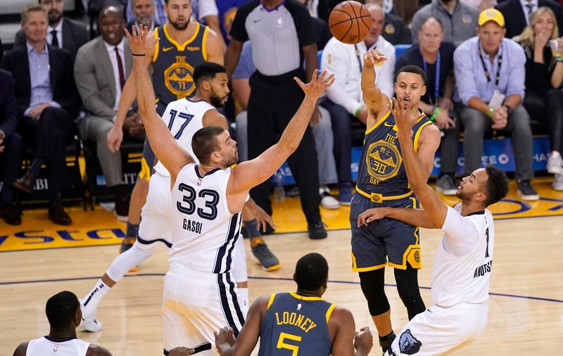 VIDEO | Marele Stephen Curry s-a făcut de râs în NBA. Toți și-au dat coate. Cine a fost de vină. Recordurile ”războinicilor”