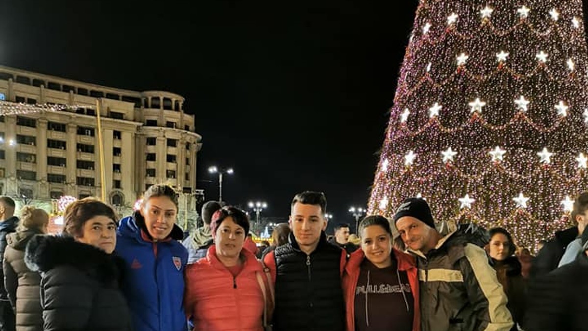 Fetele din lotul național de box stau în cantonament de Crăciun. Antrenamente și colinde, lângă brad