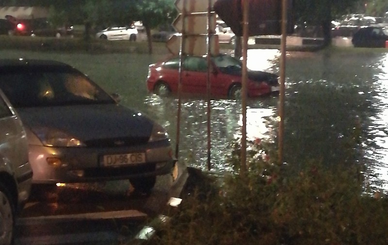 FOTO | Craiova, mica Veneţie! Circulaţia pe străzile din Bănie, paralizată de la ploaia torenţială