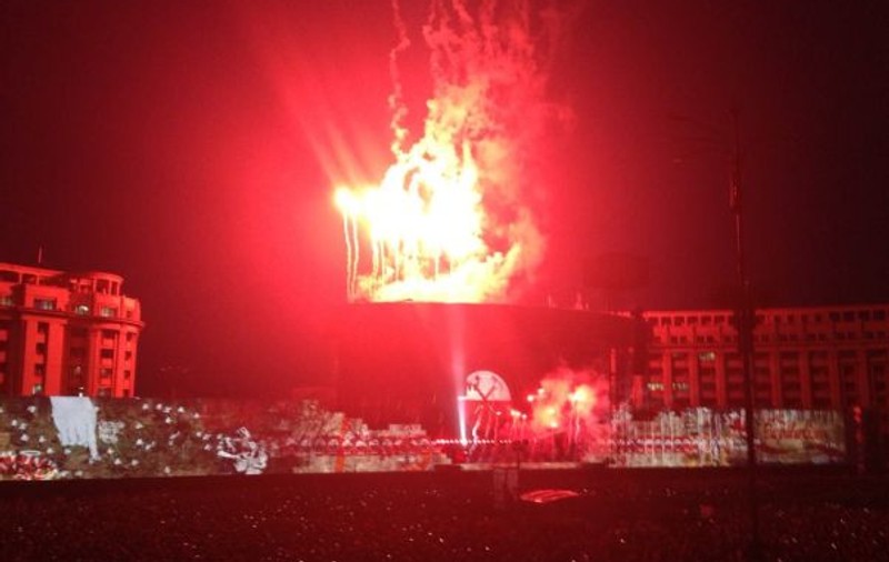 CONCERTUL ROGER WATERS A ÎNCEPUT cu JUMĂTATE DE ORĂ ÎNTÂRZIERE ŞI CU FOC DE ARTIFICII