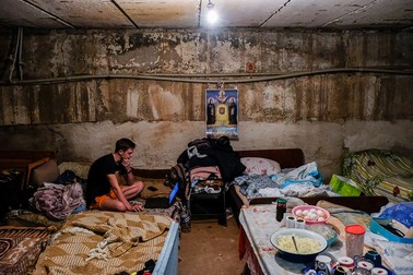 30 mai 2022. Un băiat într-un buncăr din Soledar, un oraș din regiunea Donețk. Orașul se află la aproximativ 5 km de frontul de est, de-a lungul drumului care duce spre Severodonețk, și este lovit adesea de artileria rusă. Foto: Profimedia
