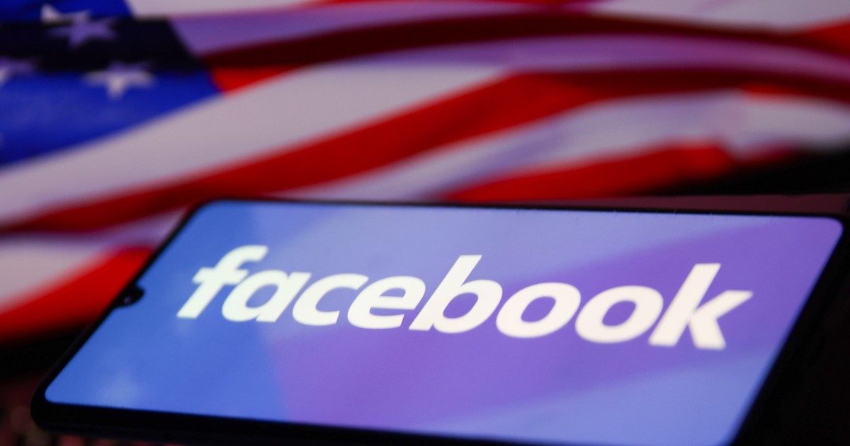 Logo-ul Facebook afișat pe ecranul unui telefon mobil cu steagul SUA în fundal