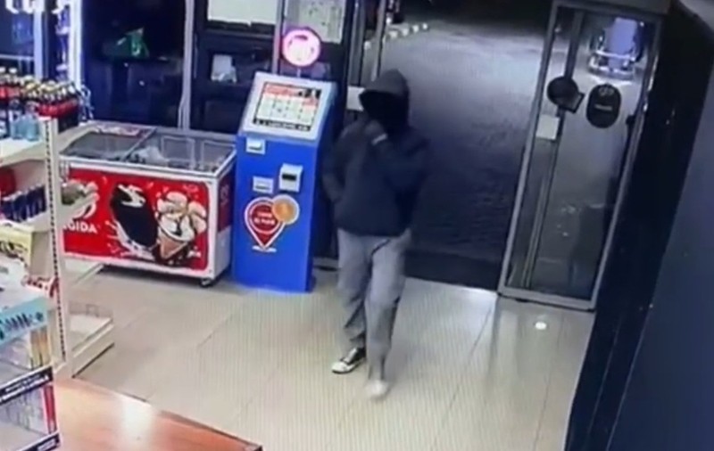 Jaf în 30 de secunde într-o benzinărie din Timişoara, surprins de camera video. Un bărbat cu cagulă şi cuţit a furat 1.200 de lei și a fost prins după 8 zile