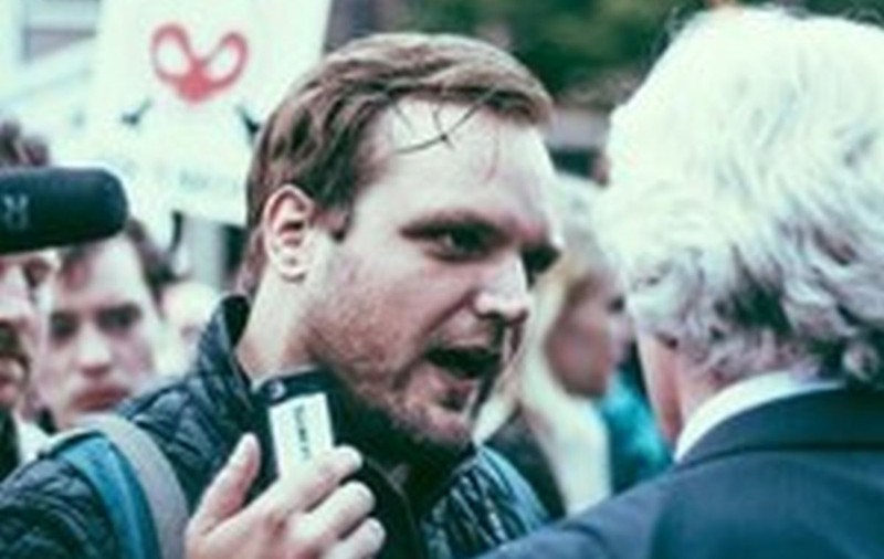 Un jurnalist olandez, vizat de un atac cu cocktailuri Molotov. Poliția olandeză: „Jurnaliștii trebuie să-și poată face munca în mod liber”