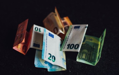 Euro urcă la 5,3306 lei. O rată de 500 de euro înseamnă 120,05 lei în plus pe lună față de începutul anului