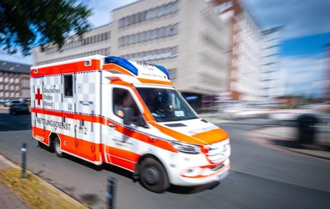 Ambulanța aflată în misiune, blocată de un șofer iresponsabil pe autostradă. Imagine cu caracter ilustrativ. Sursă foto: Getty Images.