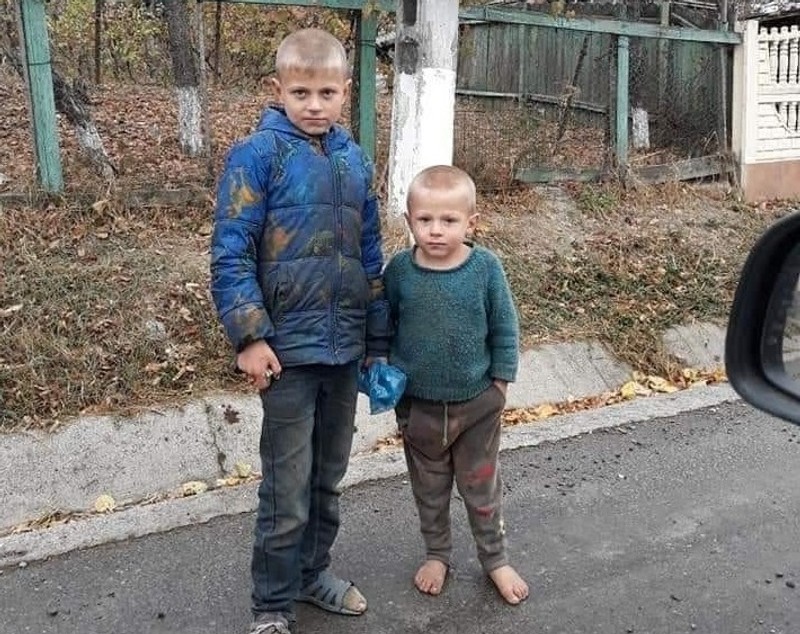 REPORTAJ/ Povestea din spatele unei fotografii virale: doi copii în picioarele goale pe stradă, în prag de iarnă. Zece suflete înghesuite într-o căsuță și lecția de demnitate cu care-și înfruntă soarta