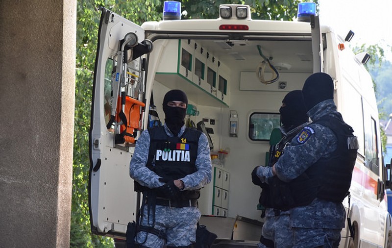 Spitalul din Reșița e păzit de mascați. Aproape 100 de rude ale victimelor accidentului din Bocșa fac scandal la unitatea medicală