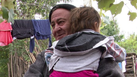 Nea Milică a învățat din mers să îngrijească bebeluși și să facă zidărie