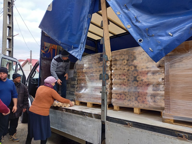Tone de combustibil solid donate de Fundația Ringier România au ajuns la refugiații ucraineni adăpostiți la Protoieria Niculițel