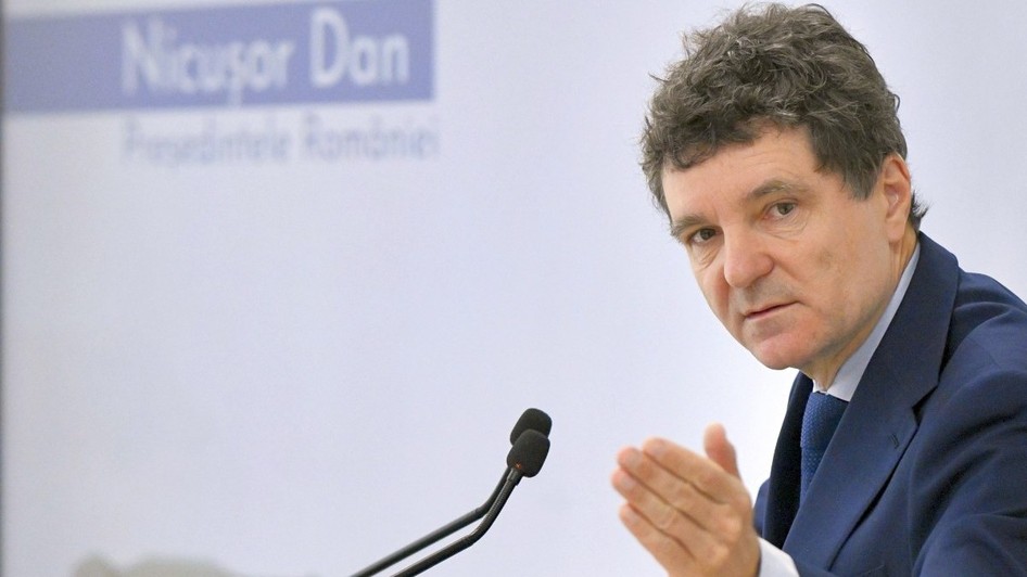 Nicușor Dan a atacat la CCR legea care permite primăriilor să dea 1 million euro pe cluburilor private. Foto: Hepta