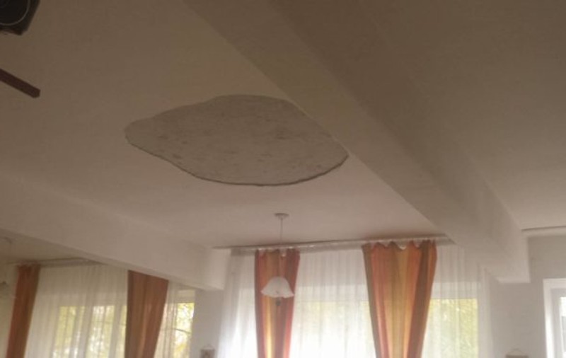 O bucată de tencuială din tavan a căzut la o școală din Alexandria. Trei copii au fost răniți