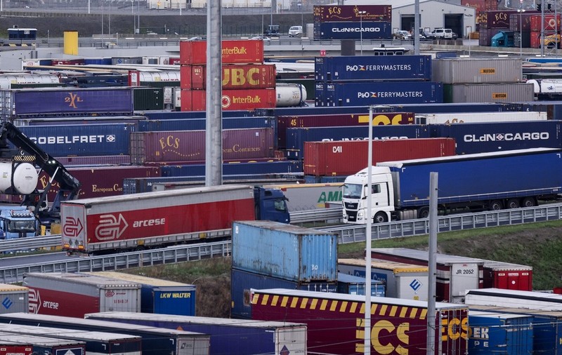 Șapte șoferi români de TIR încuiau migranți în containere: „Ajutor, suntem blocați de două zile cu copilul între cutii de Red Bull, n-am idee unde”